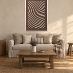 Tidal Stripes Beige viltpaneel met witte baklijst aan de wand in een landelijke woonkamer