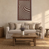 Tidal Stripes Beige viltpaneel met witte baklijst aan de wand in een landelijke woonkamer