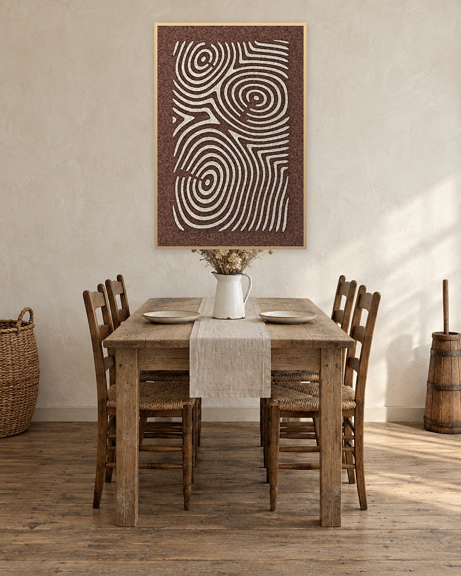 Timber Rings Beige viltpaneel met blanke baklijst aan de wand in een landelijke eetkamer