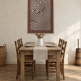 Timber Rings Beige viltpaneel met blanke baklijst aan de wand in een landelijke eetkamer