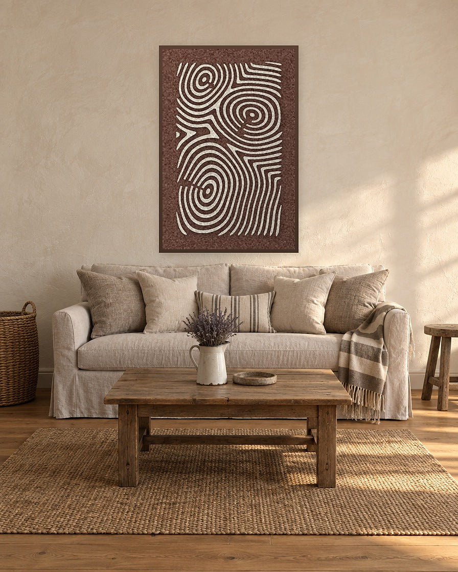 Timber Rings Beige viltpaneel met kastanjebruine baklijst aan de wand in een landelijke woonkamer