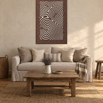 Timber Rings Beige viltpaneel met kastanjebruine baklijst aan de wand in een landelijke woonkamer