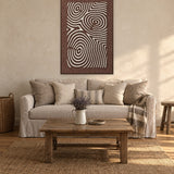 Timber Rings Beige viltpaneel met kastanjebruine baklijst aan de wand in een landelijke woonkamer
