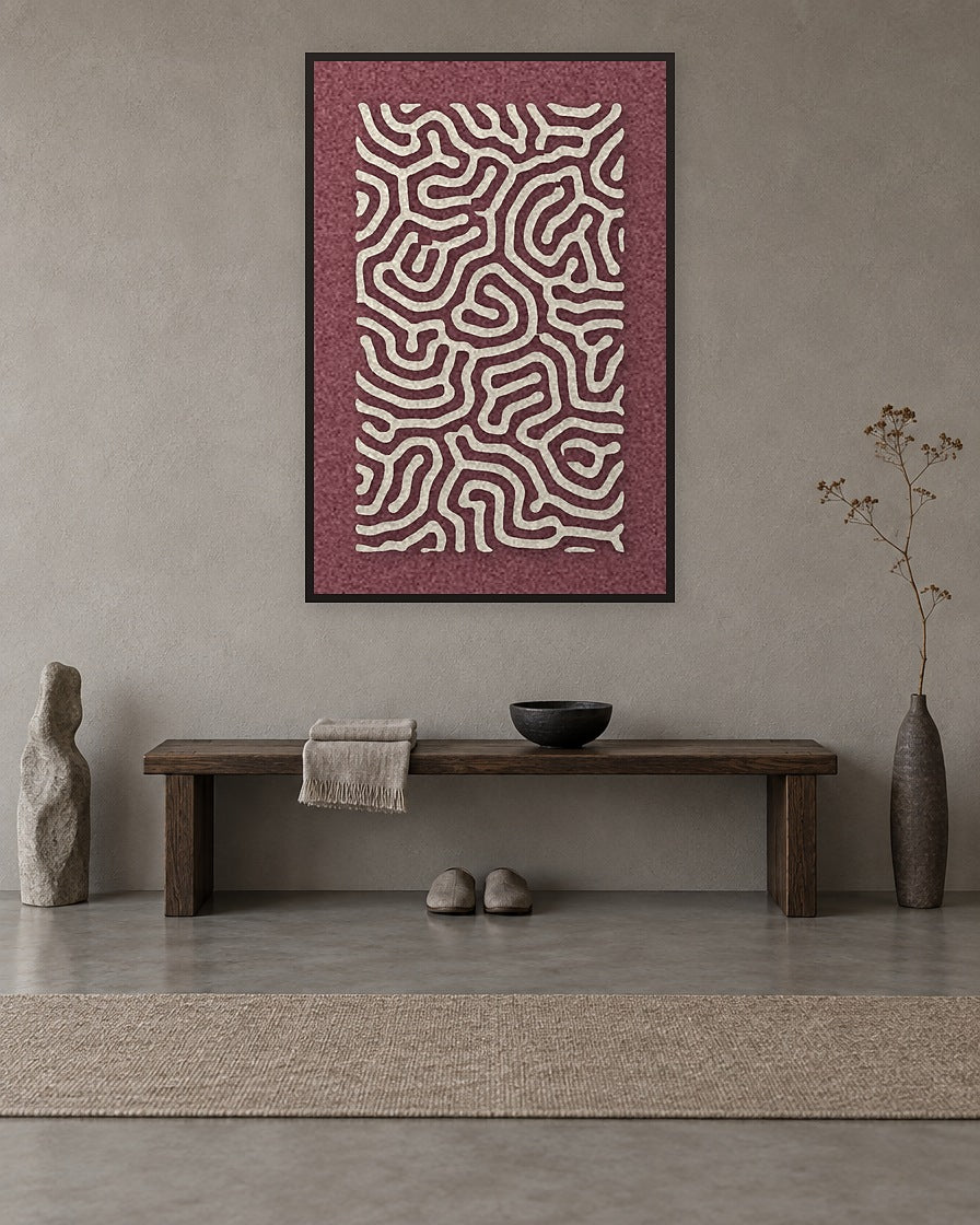 Coral Maze Red viltpaneel met zwarte baklijst aan de wand in een Japandi-hal