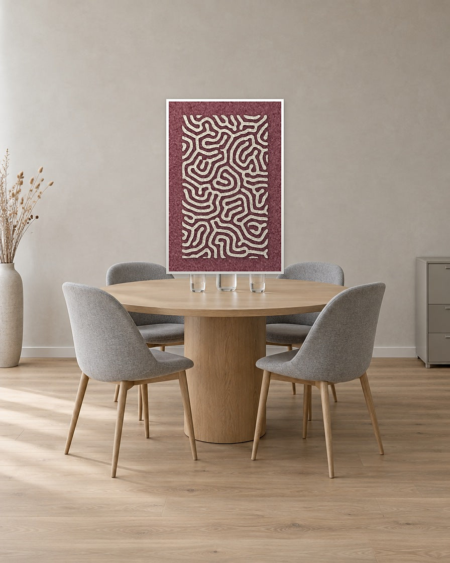 Coral Maze Red viltpaneel met witte baklijst aan de wand in een vergaderhoek