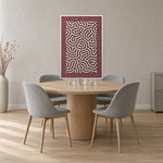 Coral Maze Red viltpaneel met witte baklijst aan de wand in een vergaderhoek