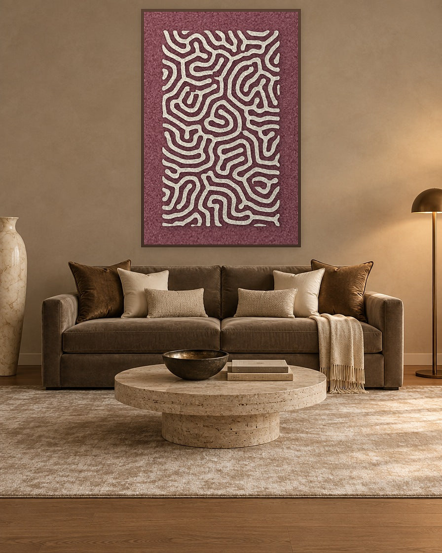 Coral Maze Red viltpaneel met kastanjebruine baklijst aan de wand in een luxe woonkamer