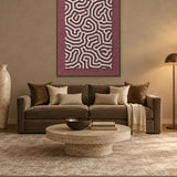 Coral Maze Red viltpaneel met kastanjebruine baklijst aan de wand in een luxe woonkamer