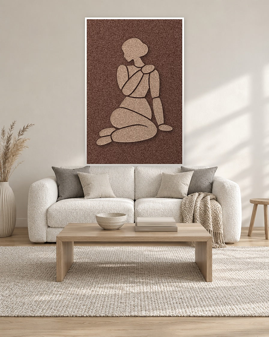 Tender Hold Cappuccino Filzpaneel mit weißem Schattenfugenrahmen an der Wand in einem hellen Wohnzimmer