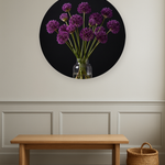 Allium Nocturne ronde wanddecoratie in modern interieur