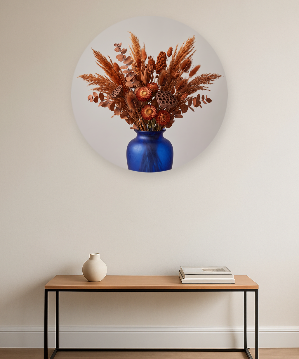 Copper and Cobalt ronde wanddecoratie in modern interieur