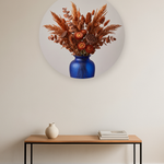 Copper and Cobalt ronde wanddecoratie in modern interieur