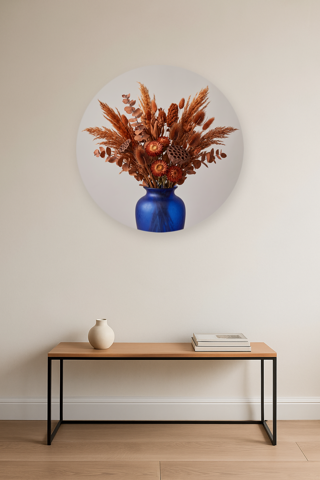 Copper and Cobalt ronde wanddecoratie in modern interieur