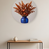 Copper and Cobalt ronde wanddecoratie in modern interieur