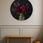 Plum Velvet ronde wanddecoratie in modern interieur