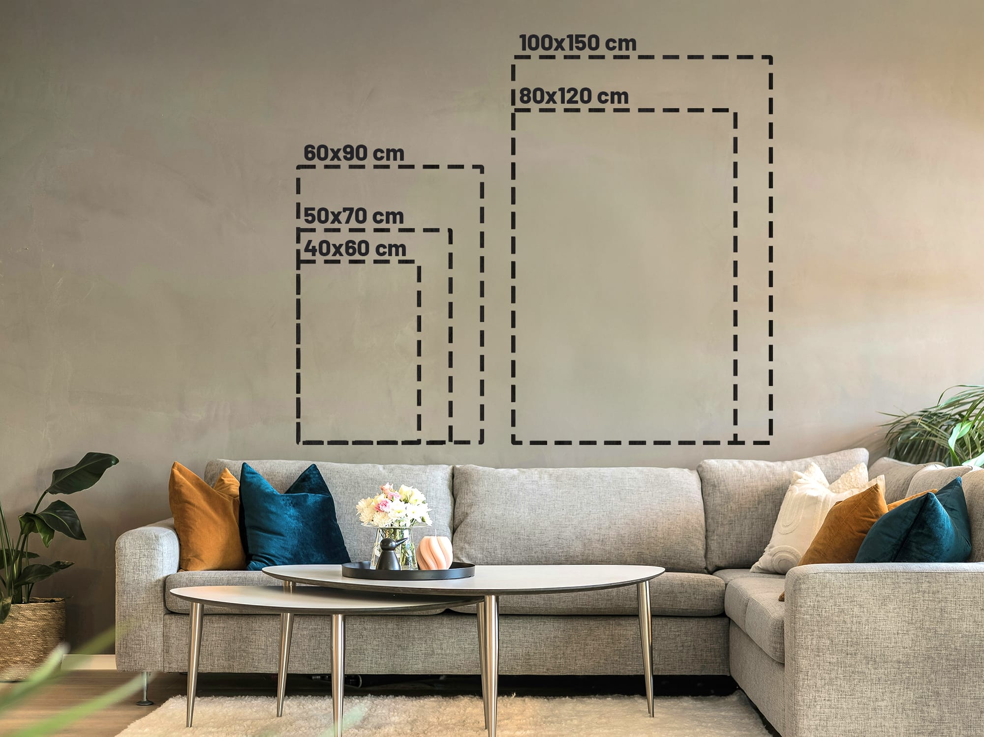 Wandkraft canvas — formatenoverzicht: 40x60, 50x70, 60x90, 80x120 en 100x150 cm op ware schaal boven een bank.