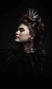 Wandkraft Wanddekoration: Frau mit auffälligem Make-up, goldenem Schmuck und Tiara in dramatischem Licht, Velvet Queen Wandkraft Wandkunst. Für ein stilvolles Interieur