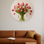 Tulip Season ronde wanddecoratie in modern interieur