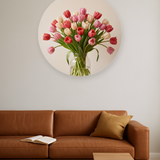 Tulip Season ronde wanddecoratie in modern interieur