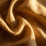 Amber Folds - abstract schilderij van goudkleurige linnen plooien in warm licht