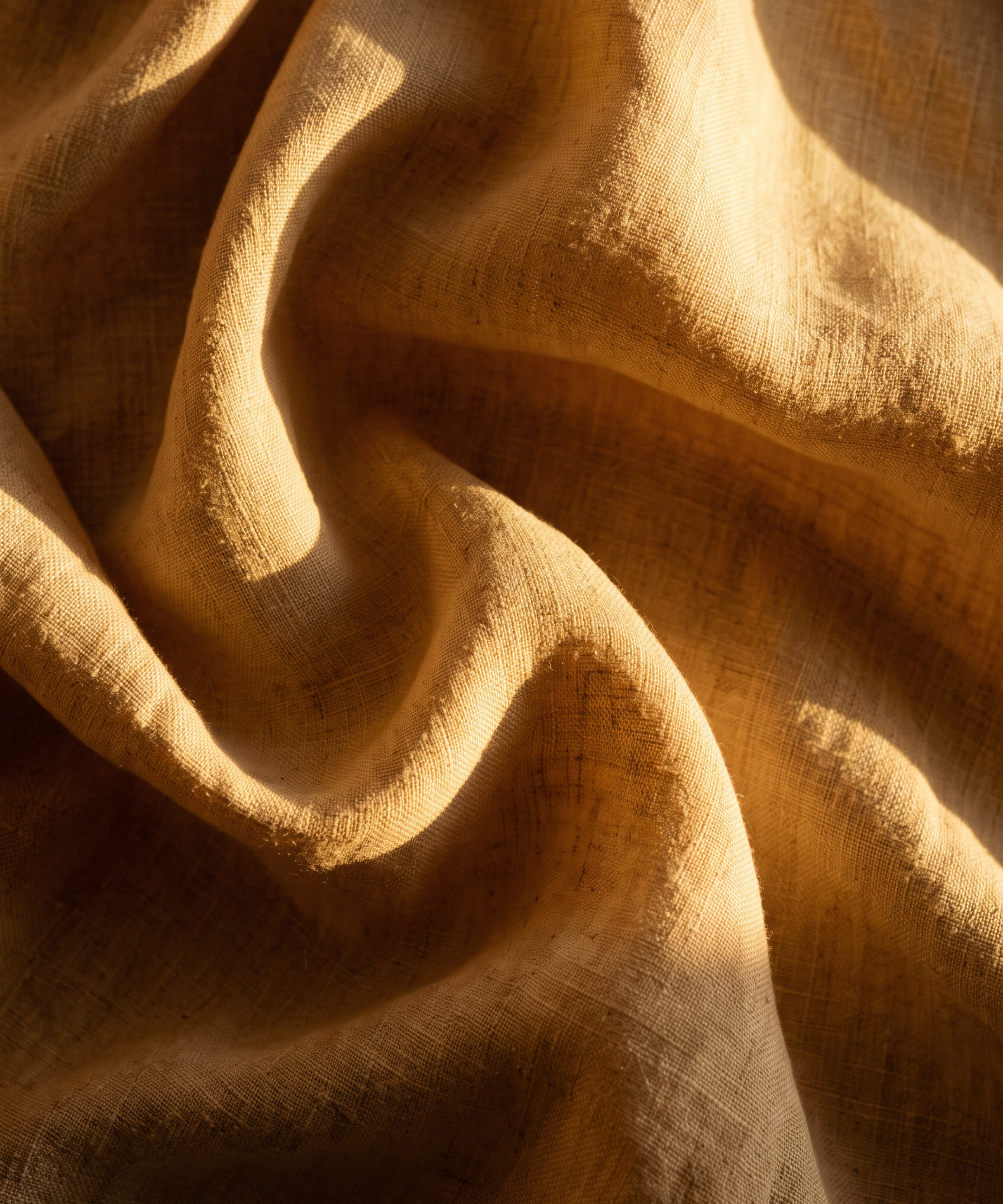Amber Folds - abstract schilderij van goudkleurige linnen plooien in warm licht