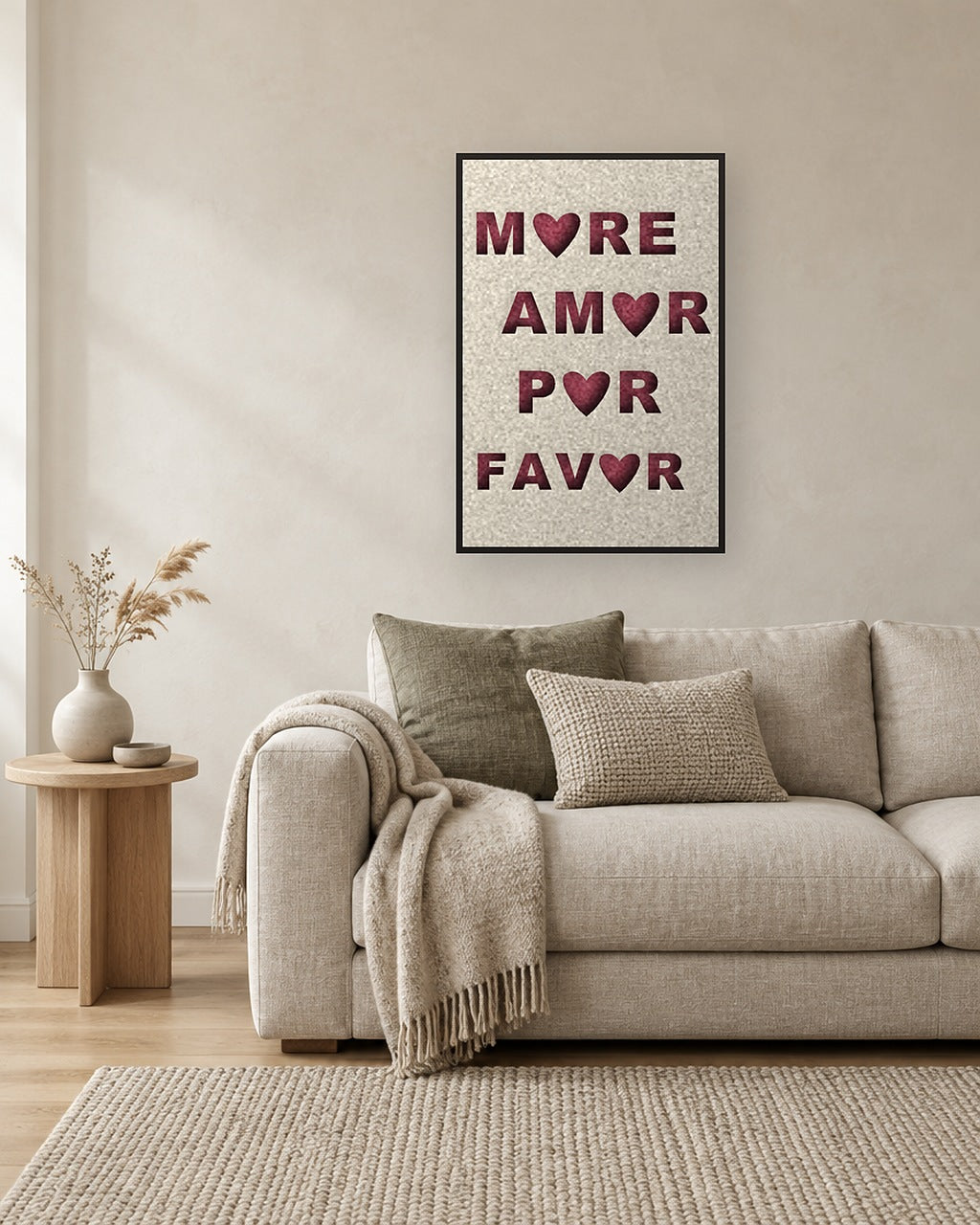 Amor Por Favor viltpaneel met zwarte baklijst aan de wand boven een linnen bank in een warm modern interieur