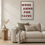 Amor Por Favor viltpaneel met zwarte baklijst aan de wand boven een linnen bank in een warm modern interieur