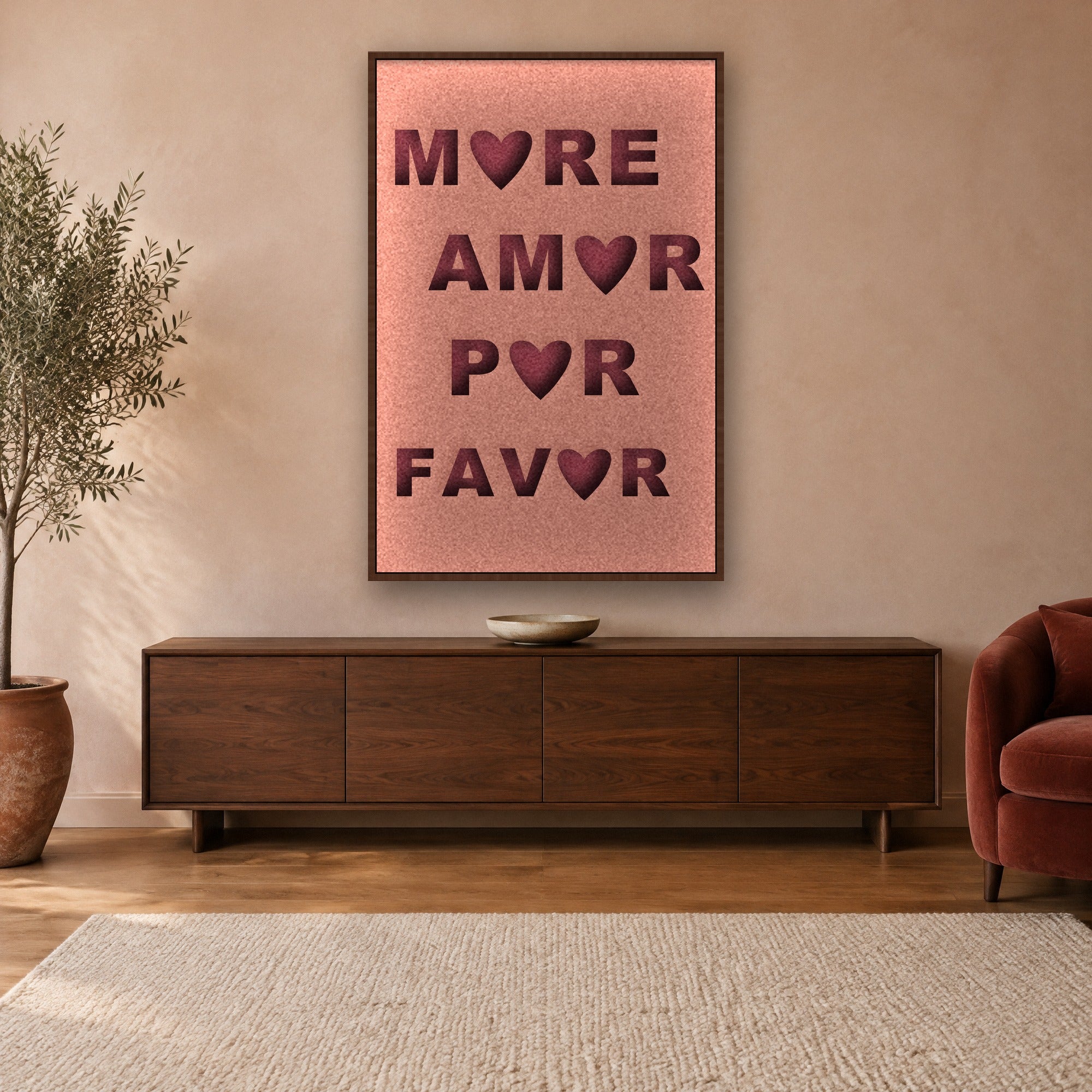 Amor Por Favor viltpaneel met kastanjebruine baklijst boven een walnoten dressoir in een woonkamer met roestrode fauteuil