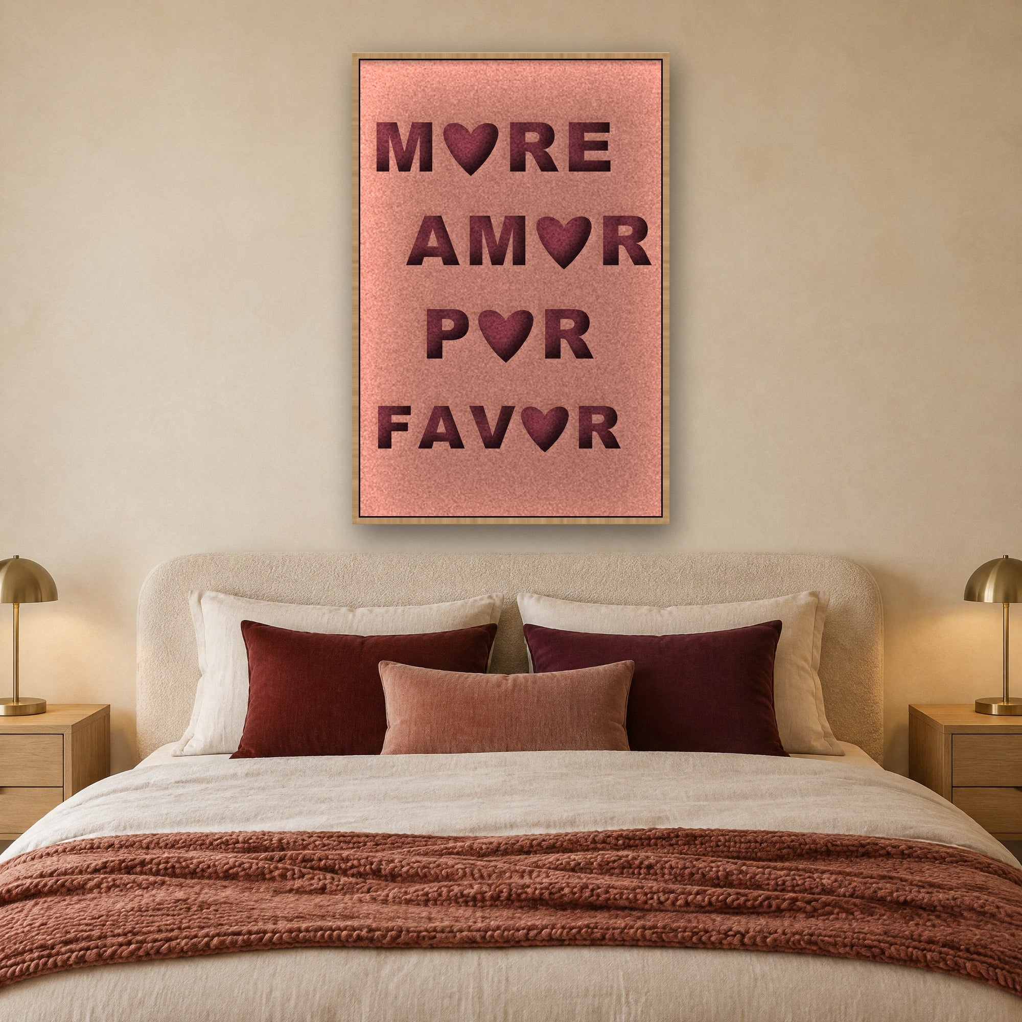 Amor Por Favor viltpaneel met blanke baklijst boven een bed met bouclé hoofdbord in een zachte slaapkamer