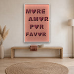 Amor Por Favor viltpaneel met witte baklijst boven een eikenhouten bank in een lichte hal
