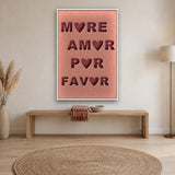 Amor Por Favor viltpaneel met witte baklijst boven een eikenhouten bank in een lichte hal