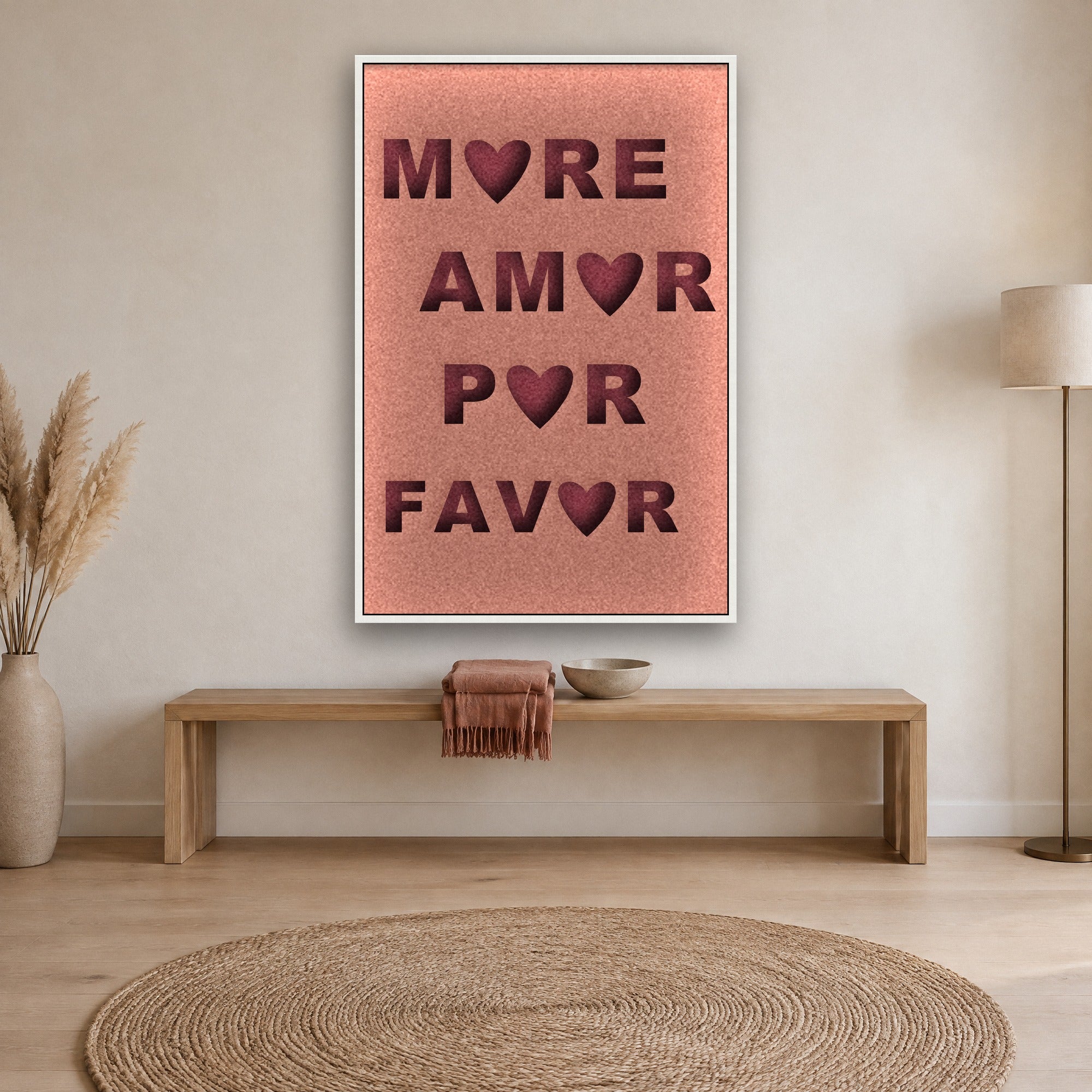 Amor Por Favor viltpaneel met witte baklijst boven een eikenhouten bank in een lichte hal