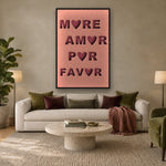 Amor Por Favor viltpaneel met zwarte baklijst boven een crème linnen bank in een warme woonkamer