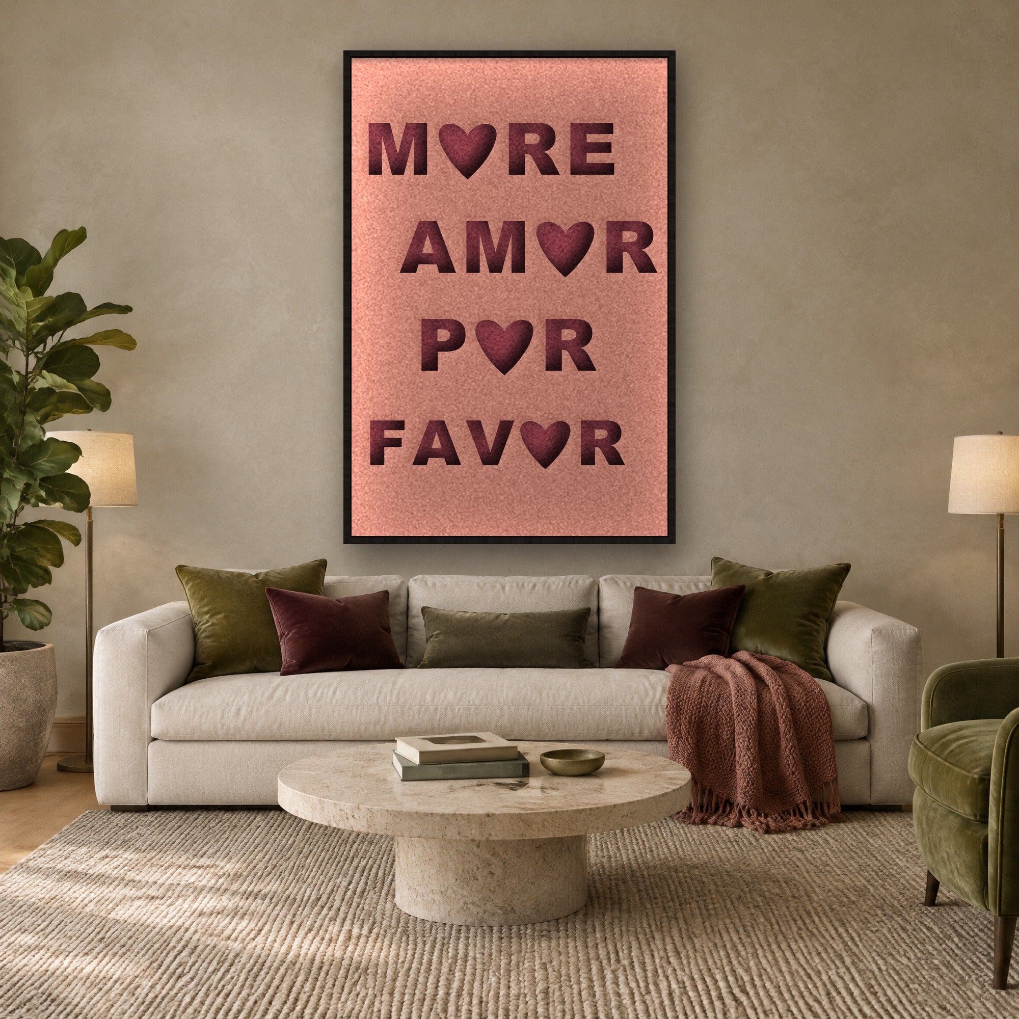 Amor Por Favor viltpaneel met zwarte baklijst boven een crème linnen bank in een warme woonkamer