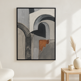 Arch Light van Wandkraft op akoestisch vilt in zwarte baklijst, in een licht Scandinavisch interieur.