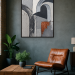 Arch Light van Wandkraft op akoestisch vilt in zwarte baklijst, in een industrieel loft interieur.