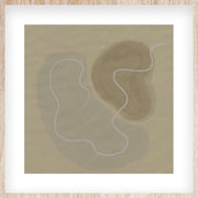 Décoration murale Wandkraft : décoration murale aux formes abstraites sable et brunes sur beige, ligne blanche ondulée, cadre en bois clair, style moderne. Pour un intérieur élégant