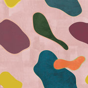 Décoration murale Wandkraft : art mural abstrait aux formes organiques en couleurs vives sur fond rose clair texturé, moderne et plein d'atmosphère. Pour un intérieur élégant