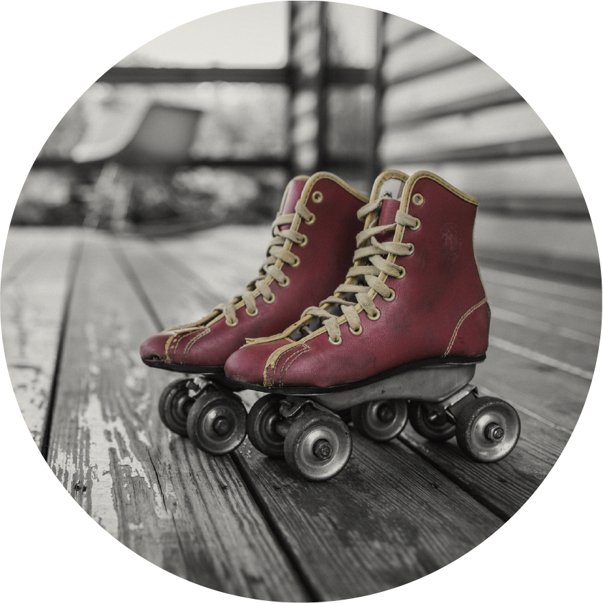 Wandkraft wanddecoratie: Vintage rode rolschaatsen met gele veters op een houten veranda in zwart-wit fotografie, stijlvolle wanddecoratie. voor een stijlvol interieur