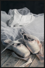 Wandkraft wanddecoratie: Ballet spitzen en witte tutu's op houten vloer, moderne muurkunst in lichte tinten met elegante en serene uitstraling. voor een stijlvol interieur