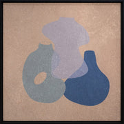 Décoration murale Wandkraft : trois vases superposés en bleu, gris et lilas sur un fond beige richement texturé, décoration murale moderne de Wandkraft. Pour un intérieur élégant