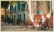 Wandkraft Wanddekoration: Sonniges Straßencafé in einer mediterranen Kopfsteinpflastergasse, warme Farbpalette, stimmungsvolle Wanddekoration im modernen Stil. für ein stilvolles Interieur