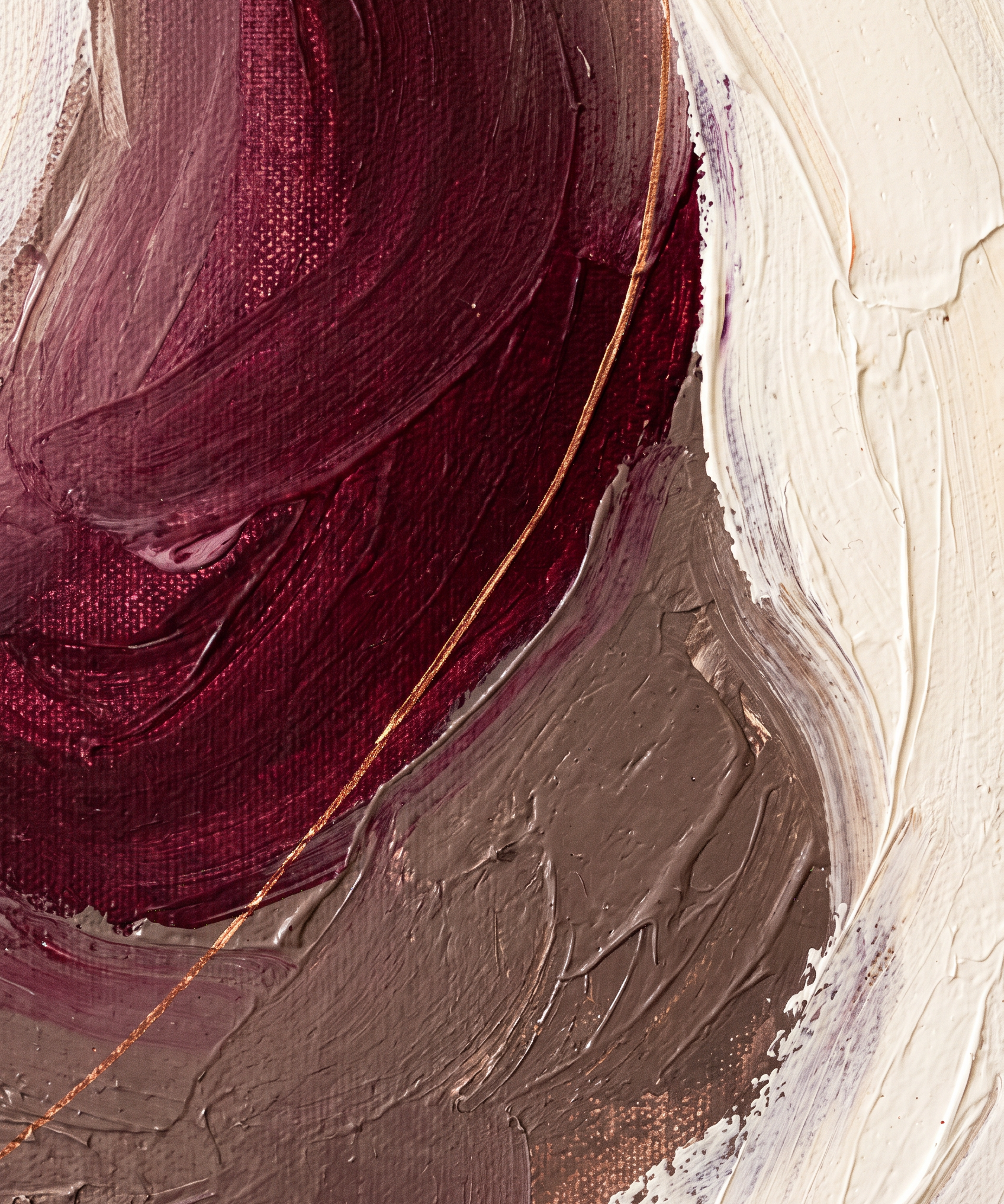 Bronze Horizon wanddecoratie van Wandkraft: een abstracte compositie van zachte overlappende vlakken en een enkele vloeiende lijn, met subtiele textuur, in diep bordeaux, warm taupe, gebroken ivoor, fine-art goud als accent.