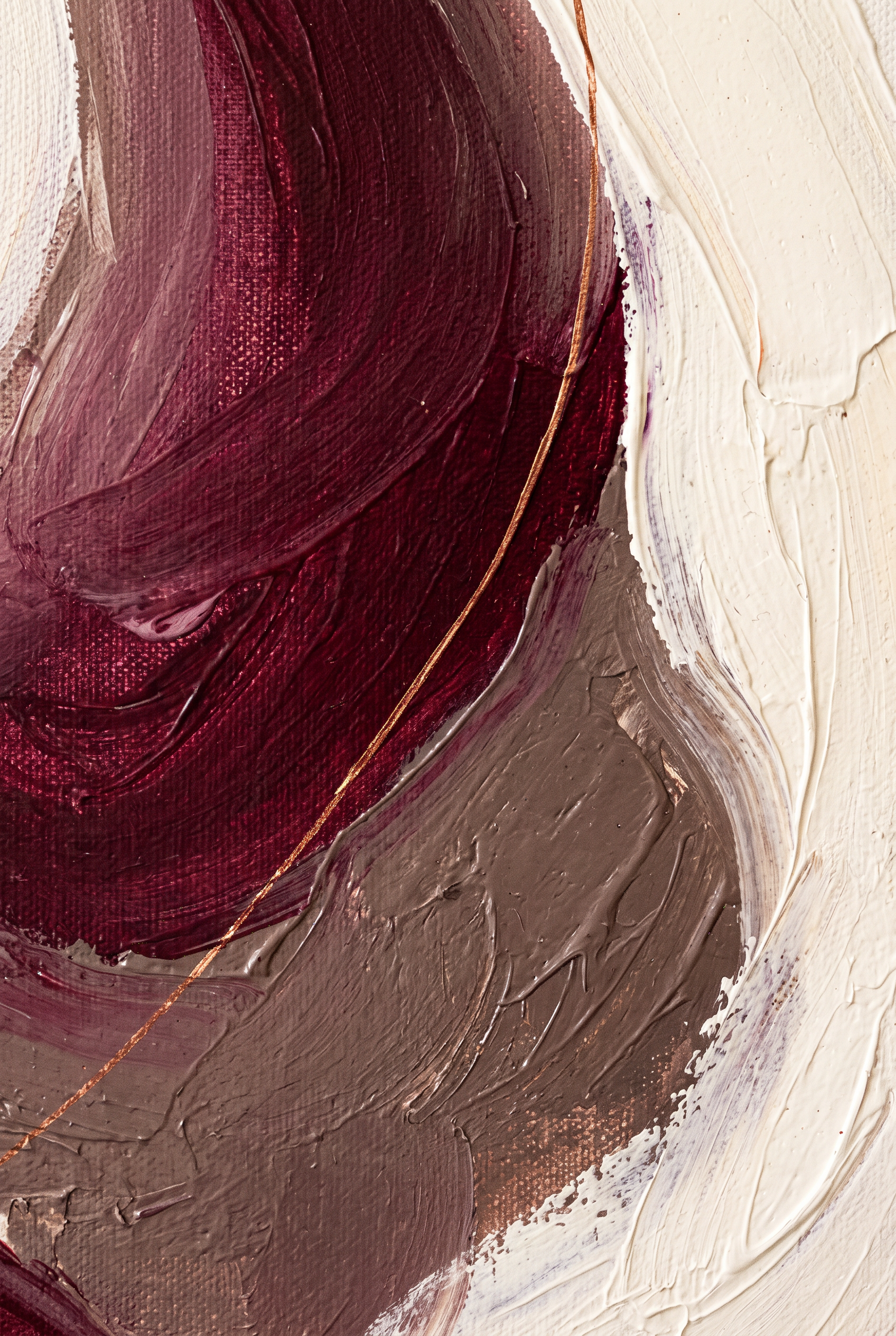 Bronze Horizon wanddecoratie van Wandkraft: een abstracte compositie van zachte overlappende vlakken en een enkele vloeiende lijn, met subtiele textuur, in diep bordeaux, warm taupe, gebroken ivoor, fine-art goud als accent.