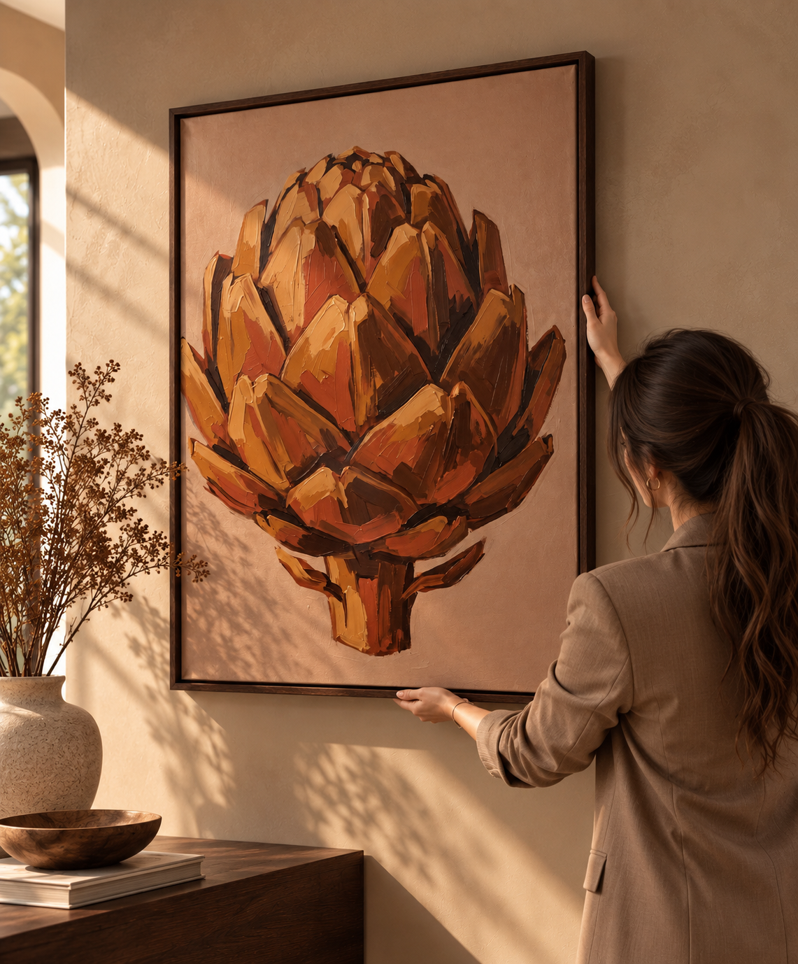 Vrouw hangt een botanisch canvas kunstwerk van een artisjok op