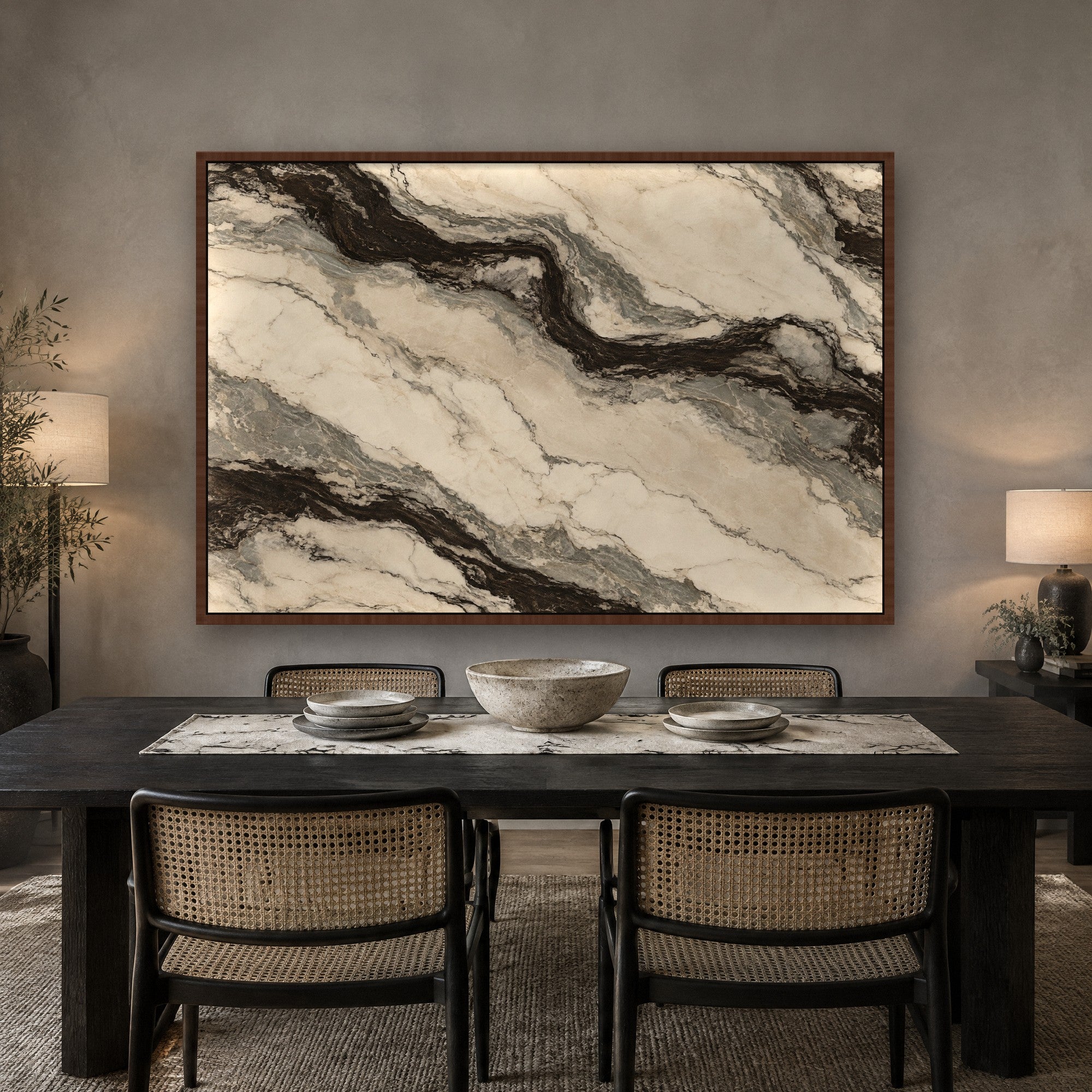 Cloud Marble sfeerbeeld met kastanjebruine baklijst in een rustige eetkamer