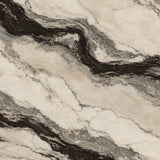 Gros plan de marbre aux veines diagonales crème, grises et brun noir, format paysage, Wandkraft