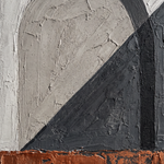 Concrete Hours wanddecoratie van Wandkraft: een architectonische boog in warm beton en diep antraciet met een gebrand koperen band.
