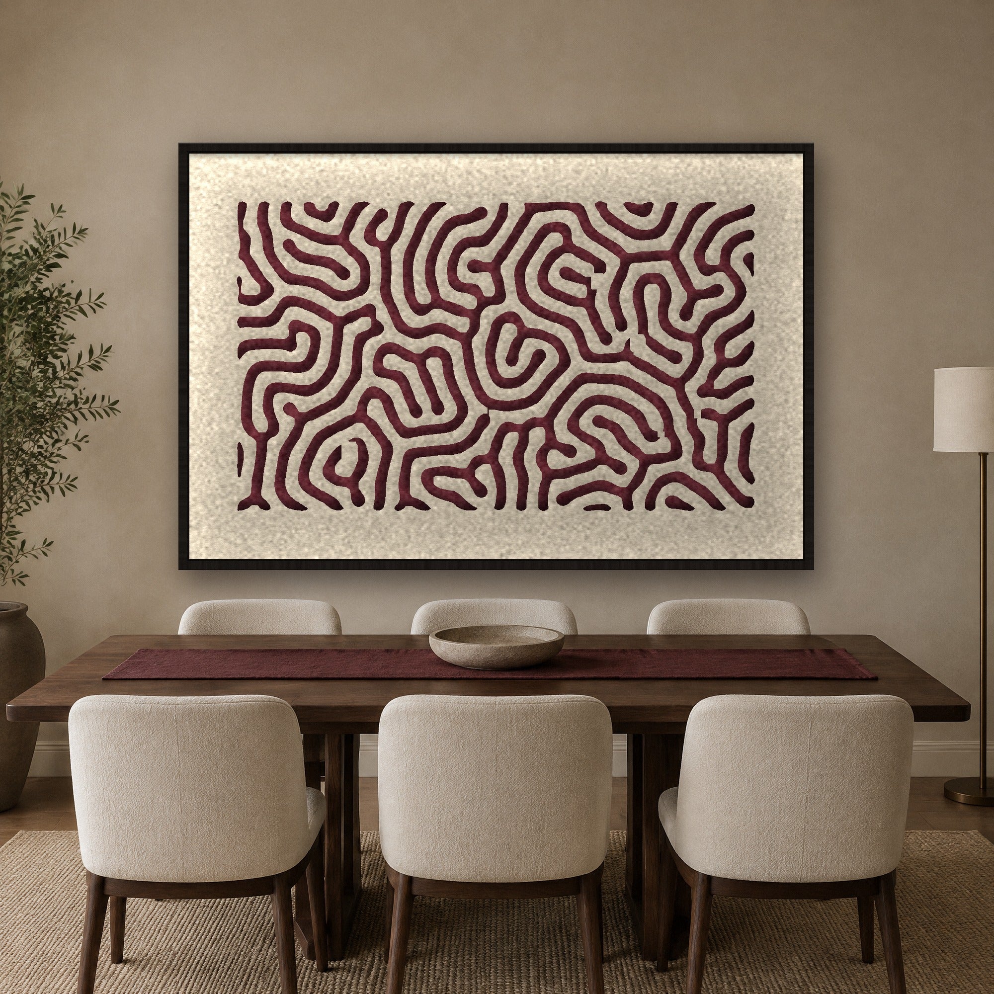 Panneau en feutre Coral Maze accroché en paysage, avec cadre caisse noir au-dessus d'une table en noyer avec chaises crème