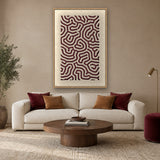 Panneau en feutre Coral Maze avec cadre caisse naturel au-dessus d'un canapé en lin avec coussins bordeaux